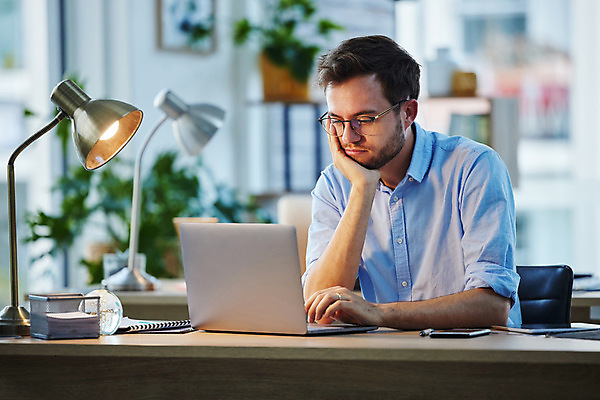 포토 JPG 해외이미지 남자 안경 스트레스 피곤 한명 앉기 상반신 성인 옆모습 노트북 스마트폰 태블릿 사무실 공책 기댐 턱괴기 스탠드 메모지 반지 졸음 책상 성인남자한명만 해외202309 해외포토 1 잡화 감정 뷰포인트 가구 컨셉 비즈니스 장신구 모션 문구용품 조명 사람 전자제품 핸드폰 스마트기기 사무용품 남자한명만 성인남자만 파일형식