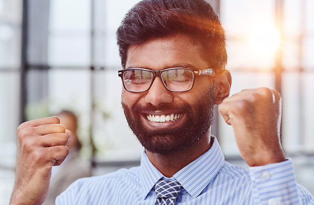 포토 JPG 해외이미지 직업 손 행복 무기 비즈니스 사업가 성공 미래 휴식 서기 사람 두명 금융 사무실 공연 기쁨 자유 성장 표현 최고 업무 비즈니스맨 자신감 목표 대표 시작 흥분 경영자 리더 오르기 긍정 경영 골 보너스 승자 패기 필승 해외202309 해외포토 남자 감정 컨셉 모션 이벤트 신체부위 경제 우승 작업 직장인 파일형식