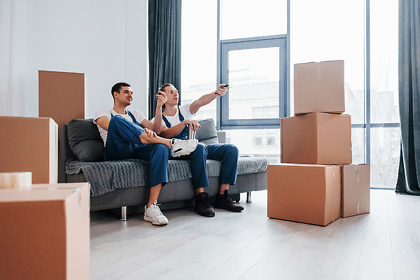 포토 JPG 해외이미지 전신 백인 남자 가구 유니폼 휴식 실내 앉기 성인 두명 옆모습 상자 소파 이사 멜빵바지 이삿짐 이삿짐센터 성인남자만 해외202309 해외포토 서양인 옷 뷰포인트 생활용품 컨셉 의자 바지 모션 사람 내부 멜빵 남자만 성인만 파일형식