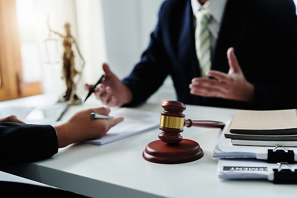 포토 JPG 해외이미지 손 남자 비즈니스 앉기 상반신 성인 두명 사무실 동상 펜 법률가 책상 상담 문서 법 의사봉 변호사 무더기 성인만 해외202309 해외포토 직업 가구 모션 사람 신체부위 필기구 조형물 기념물 파일형식