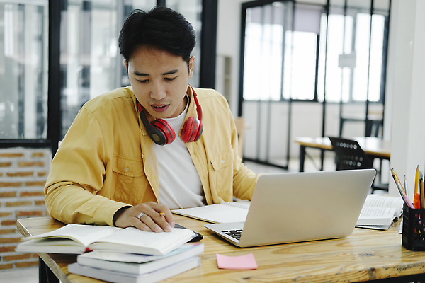 포토 JPG 해외이미지 학생 교육 인터넷 비즈니스 통신 학교 가정 무선통신 휴식 선반 고등학교 한명 사람 앉기 동양인 노트북 스터디 컴퓨터 독서 디지털 듣기 시험 정보 기록 작업 도서관 연결 신학기 교과서 준비 대학교 온라인 일반 온라인강의 프로그래머 프로젝트 프리랜서 해외202309 해외포토 직업 1 가구 컨셉 모션 교재 인종 전자제품 학습 강의 파일형식 언택트