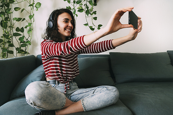 포토 JPG 해외이미지 백인 여자 인터넷 비즈니스 통신 교실 청소년 주택 말하기 한명 미소 10대 스마트폰 학습 소파 유행 스크린 헤드폰 웹 모임 흐름 업무 가르침 연결 사이버 필름 책상 마이크 만들기 쇼 방송 온라인 동영상 리뷰 소셜 소셜미디어 온라인강의 조언 생존 자극 해외202309 해외포토 서양인 1 교육 음향기기 가구 컨셉 의자 학교 모션 표정 사람 건물 핸드폰 스마트기기 작업 강의 파일형식 언택트