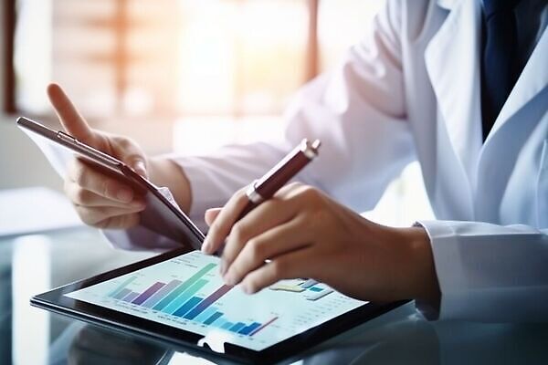 포토 JPG 해외이미지 직업 남자 컨셉 통신 청진기 미래 건강 병원 사람없음 치료 알약 약 진료 장비 의사 업무 작업 네트워크 닫기 연결 토론 약국 분석 보고서 긍정 처방 테라피 조제 돌봄 약사 정신과의사 주장 해외202309 해외포토 의학 의료기기 모션 사람 뷰티 의료진 만들기 파일형식