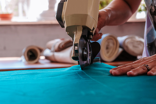 포토 JPG 해외이미지 직업 손 디자인 옷 산업 비즈니스 공장 노동자 직장 취미 사람없음 유행 기계 장비 공구 직물 면 업무 작업실 실 제조 바느질 땀 재단 재단사 방법 핸드메이드 해외202309 해외포토 회사 공업 신체부위 도구 작업 파일형식