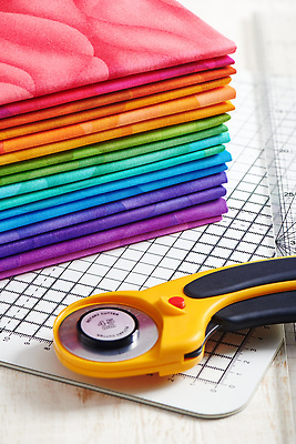 포토 JPG 해외이미지 무지개 패턴 장신구 자 취미 사람없음 장식 세트 컬러풀 쌓기 매트 공구 직물 면 바느질 자르기 천 오브젝트 질감 롤러 흙더미 수공예 퀼트 핸드메이드 해외202309 해외포토 자연요소 컬러 무늬 모션 문구용품 흙 도구 공예 파일형식 더미