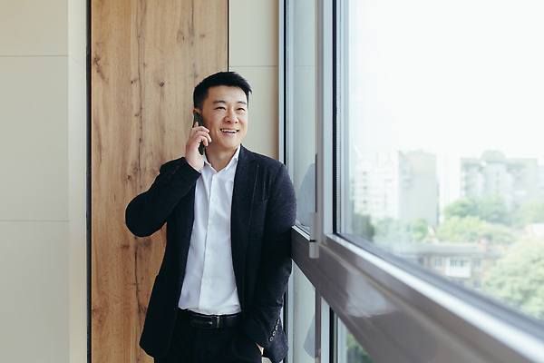 포토 JPG 해외이미지 직업 남자 행복 CEO 사업가 창문 성공 대화 한명 사람 동양인 정장 가로 스마트폰 핸드폰 사무실 모니터 일본 교사 공연 기쁨 작업 비즈니스맨 감독 전화기 리더 주인 단계 책임자 대통령 승자 염원 우수 필승 치프 부족함 해외202309 해외포토 1 옷 감정 아시아 컨셉 비즈니스 말하기 인종 이벤트 전자제품 스마트기기 컴퓨터 우승 직장인 절기 파일형식