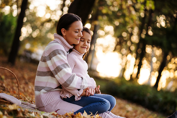 포토 JPG 해외이미지 라이프스타일 계절 공원 딸 행복 감정 어린이 잎 장난 가족 포옹 자연 놀이 엄마 갈색머리 함께함 사랑 미소 앉기 소녀 성인 야외 두명 햇빛 뷰티 소풍 기쁨 육아 가을 잡기 해외202309 해외포토 식물 헤어스타일 공공시설 여자 컨셉 관계 안기 모션 표정 사람 생활 태양 야외활동 생태계 파일형식
