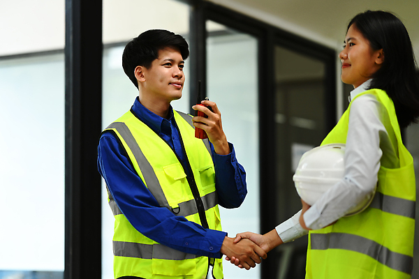 포토 JPG 해외이미지 여자 남자 건축 악수 들기 동양인 상반신 성인 두명 건설현장 안전모 건축가 계약체결 무선기 안전조끼 성인만 해외202309 해외포토 직업 모션 건설업 사람 인종 손짓 헬멧 안전장비 계약 파일형식
