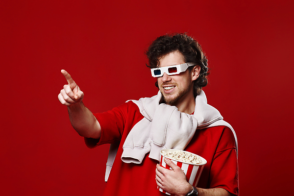 포토 JPG 해외이미지 남자 행복 한명 들기 상반신 성인 옆모습 빨간색 가리킴 영화 팝콘 3D안경 성인남자한명만 해외202309 해외포토 1 감정 안경 뷰포인트 컬러 모션 문화예술 사람 손짓 남자한명만 성인남자만 파일형식