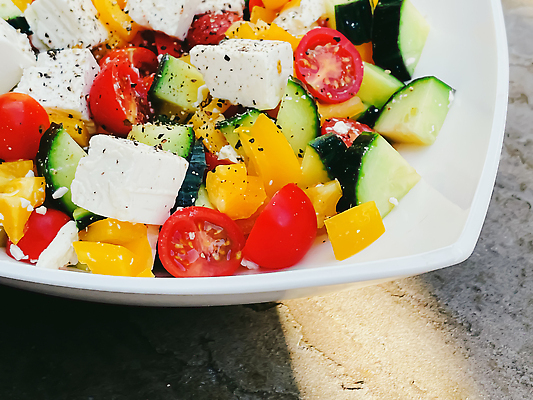 포토 JPG 해외이미지 그릇 다이어트 방울토마토 오이 치즈 파프리카 사람없음 샐러드 큐브 후추 건강식 해외202309 해외포토 식기 음식 토마토 채소 유제품 건강 향신료 파일형식