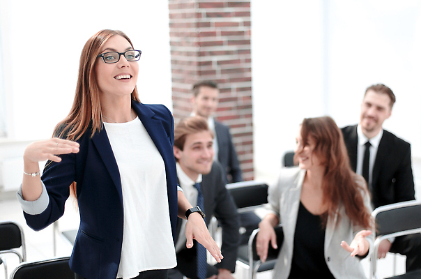 포토 JPG 해외이미지 백인 직업 여자 남자 안경 컨셉 회사 비즈니스 탁자 회의 앉기 여러명 성인 사무실 업무 비즈니스맨 비즈니스우먼 발표 가르침 그룹 토론 질문 알림 동료 경영자 경영 세미나 해외202309 해외포토 서양인 잡화 교육 가구 다수 관계 모션 사람 작업 직장인 리더 파일형식