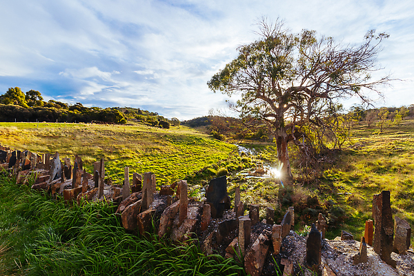 포토 JPG 해외이미지 상징 건축양식 풍경 사람없음 건물 물 강 햇빛 태양 여행객 침묵 일몰 봄 바위 역사 재산 호주 아치 사암 옛날 죄수 해외202309 해외포토 자연요소 건축물 계절 건축 사람 금융 노을 소리 돌_바위 오세아니아 파일형식