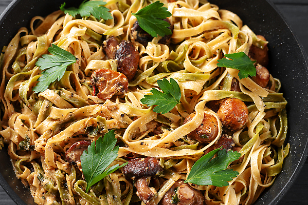 포토 JPG 해외이미지 전통 접시 음식 백그라운드 다이어트 탁자 치즈 파스타 건강 스파게티 요리 사람없음 목재 초록색 식사 저녁식사 버섯 이탈리아 흰색 시골 신선 닫기 이탈리아음식 맛 정상 지중해 먹기 크림 점심식사 마카로니 페투치네 핸드메이드 탈리아텔레 해외202309 해외포토 나무 식기 유럽 바다 컬러 가구 컨셉 재료 모션 유제품 서양음식 파스타면 파일형식