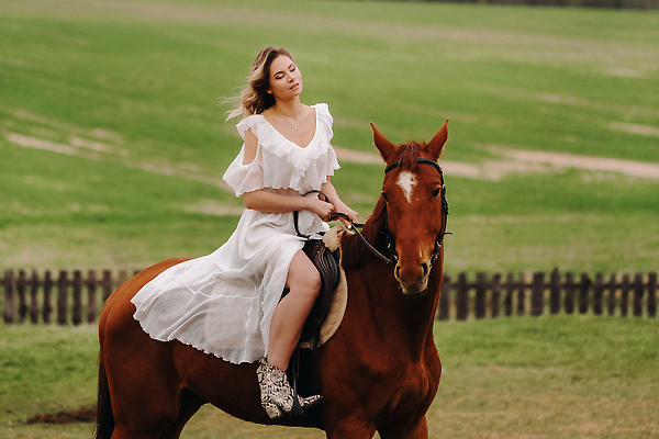 포토 JPG 해외이미지 전신 드레스 여자 한명 앉기 성인 야외 눈감음 말_동물 승마 나무울타리 성인여자한명만 해외202309 해외포토 1 옷 스포츠 포유류 모션 사람 울타리 여자한명만 성인여자만 파일형식