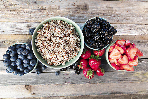 포토 JPG 해외이미지 열매 음식 과일 딸기 건강 사람없음 빨간색 여름 신선 달콤 맛 낟알 유기농 슬라이스 블랙베리 숙성 퀴노아 플랫레이 해외202309 해외포토 식물 웰빙 계절 컬러 컨셉 곡류 플랫 파일형식