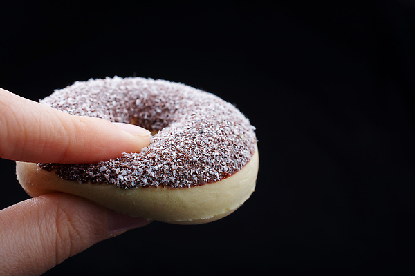 포토 JPG 해외이미지 스튜디오촬영 손 음식 분홍색 백그라운드 다이어트 디저트 사람없음 초록색 컬러풀 갈색 케이크 초콜릿 여러개 활발 빵집 튀김 신선 반지 잡기 원형 구멍 도넛 달콤 맛 아침식사 플라스틱 설탕 오브젝트 모음 색동 거짓 고립 어려움 페스츄리 해로움 프로스팅 맛있는 해외202309 해외포토 도형 빵 컬러 다수 컨셉 장신구 모션 재질 실내 건강 신체부위 상점 식사 제빵 파일형식