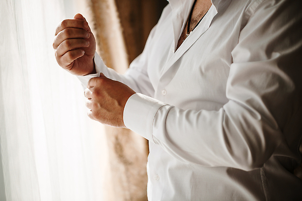 포토 JPG 해외이미지 남자 신랑 결혼 셔츠 결혼식 한명 상반신 성인 옆모습 축하 준비 옷입기 단추잠그기 성인남자한명만 해외202309 해외포토 1 뷰포인트 컨셉 상의 모션 사람 이벤트 남자한명만 성인남자만 파일형식