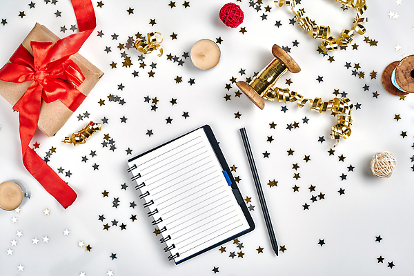 포토 JPG 해외이미지 별 리본 크리스마스 초 사람없음 선물상자 펜 공책 축하 황금 흰배경 색종이 해외202309 해외포토 자연요소 기념일 종이 백그라운드 컨셉 문구용품 선물 상자 필기구 흰색 파일형식