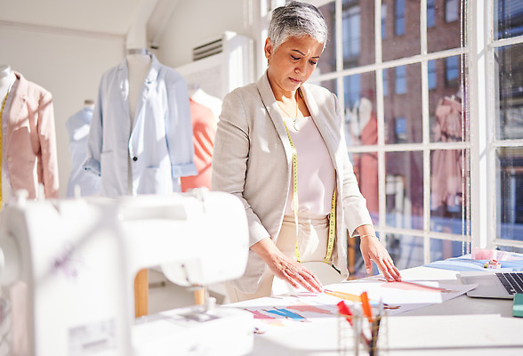 포토 JPG 해외이미지 여자 중년 회사 탁자 한명 상반신 앞모습 비즈니스우먼 계획 패션디자이너 재봉틀 의상디자인 패션산업 중년여자한명만 해외포토 1 디자인 산업 뷰포인트 가구 컨셉 비즈니스 사람 성인 직장인 디자이너 여자한명만 중년여자만 파일형식