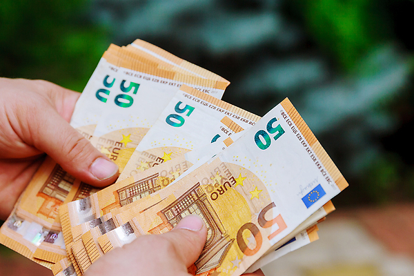 포토 JPG 해외이미지 유럽 종이 백그라운드 지폐 돈 비즈니스 성공 사람 사람없음 초록색 금융 경제 쇼핑 저축 유로 시장 재산 구매 심볼 투자 상업 결제 이익 가치 계산서 고립 많음 해외202309 해외포토 나라 컬러 컨셉 파일형식