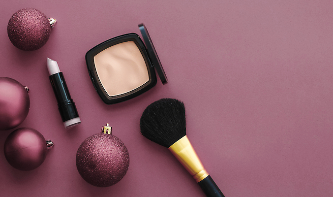 포토 JPG 해외이미지 사람없음 하이앵글 보라색 화장품 오브젝트 메이크업브러쉬 오너먼트 카피스페이스 해외202309 해외포토 뷰포인트 컬러 크리스마스장식 뷰티 공백 붓 파일형식