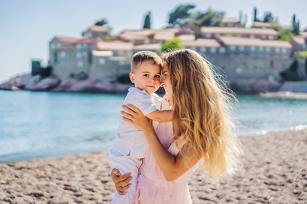 포토 JPG 해외이미지 응시 여자 남자 행복 어린이 여행 안기 소년 상반신 성인 해변 야외 두명 건물 산책 몬테네그로 스베티스테판 해외202309 해외포토 건축물 시선 감정 바다 모션 휴식 사람 파일형식