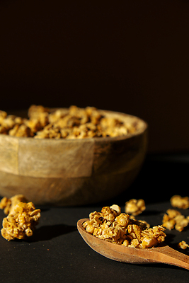 포토 JPG 해외이미지 사람없음 갈색 견과류 나무숟가락 나무그릇 부스러기 그래놀라 글루텐프리 해외202309 해외포토 그릇 음식 컬러 목재 숟가락 파일형식