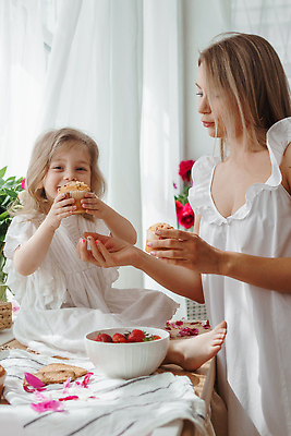포토 JPG 해외이미지 그릇 원피스 여자 꽃 어린이 딸기 상반신 성인 두명 옆모습 금발 흰색 커튼 머핀 여자만 소녀만 해외202309 해외포토 식물 헤어스타일 식기 옷 빵 뷰포인트 컬러 과일 사람 어린이만 파일형식