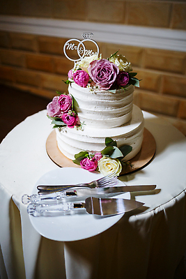 포토 JPG 해외이미지 접시 꽃 포크 결혼식 사람없음 장식 축하 반지 나이프 웨딩케이크 흰배경 케이크스탠드 해외202309 해외포토 식물 식기 결혼 백그라운드 컨셉 장신구 케이크 흰색 칼 받침대 파일형식