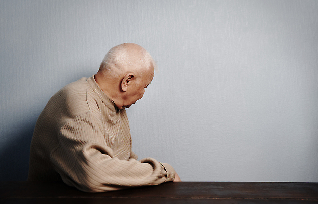 포토 JPG 해외이미지 라이프스타일 노년 남자 생각 가정 탁자 휴식 실내 한명 사람 앉기 동양인 상반신 뒷모습 가로 백발 주름 고독 은퇴 향수 심플 선배 도피 배려 심각 옛날 우울감 정신건강 해외202309 해외포토 1 헤어스타일 감정 뷰포인트 가구 컨셉 모션 건강 인종 성인 내부 생활 화장품 파일형식