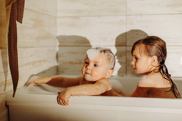 포토 JPG 해외이미지 백인 라이프스타일 행복 감정 얼굴 어린이 신체 놀이 수영장 건강 웃음 두명 물 뷰티 스파 목욕 청결 유치원 거품 기쁨 젖음 욕실 흰색 달콤 떨어짐 위생 빨래 작음 피부 자매 비누 샴푸 언니 샤워실 위생관리 해외202309 해외포토 자연요소 서양인 여자 교육 컬러 컨셉 가사 가족 표정 관리 사람 생활 신체부위 위생용품 맛 크기 샤워시설 파일형식