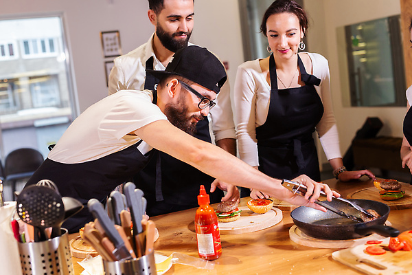 포토 JPG 해외이미지 여자 남자 주방용품 집게 들기 상반신 성인 앞모습 옆모습 세명 주방 햄버거 굽기 요리중 요리교실 성인만 해외202309 해외포토 뷰포인트 생활용품 모션 수업 패스트푸드 요리 사람 구이 파일형식