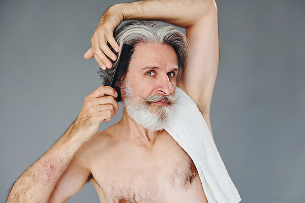 포토 JPG 해외이미지 노년 남자 한명 상반신 앞모습 실버라이프 수건 머리빗 턱수염 빗질 노인남자한명만 그루밍족 해외202309 해외포토 1 라이프스타일 뷰포인트 모션 수염 사람 성인 위생용품 뷰티 미용용품 남자한명만 노인남자만 파일형식