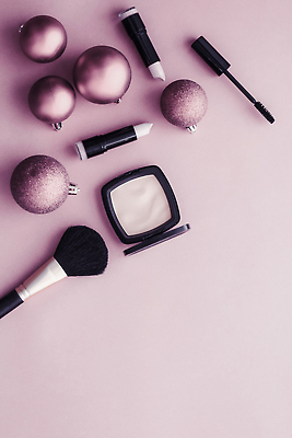 포토 JPG 해외이미지 사람없음 하이앵글 화장품 오브젝트 연보라색 메이크업브러쉬 오너먼트 카피스페이스 해외202309 해외포토 뷰포인트 크리스마스장식 뷰티 보라색 공백 붓 파일형식