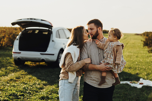 포토 JPG 해외이미지 백인 공원 여자 남자 딸 행복 어린이 가족 관계 자동차 엄마 남편 함께함 야외 세명 부모 소풍 일몰 육아 아기 아내 아빠 문신 해외202309 해외포토 서양인 공공시설 감정 육상교통 컨셉 사람 야외활동 노을 파일형식