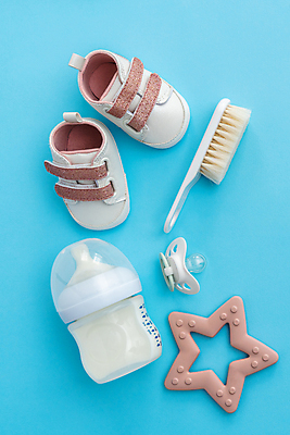 포토 JPG 해외이미지 별 하늘색 사람없음 하이앵글 아기용품 젖병 노리개젖꼭지 오브젝트 아기신발 브러쉬빗 해외202309 해외포토 자연요소 뷰포인트 신발 파란색 파일형식