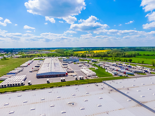 포토 JPG 해외이미지 산업 비즈니스 공장 교통시설 자동차 안테나 사람없음 건물 문 화물 센터 상품 큼 창고 상업 수납 짐차 트레일러 물류 드론 분배 수입 해외202309 해외포토 건축물 육상교통 교통 통신 공업 운송업 크기 시설 파일형식