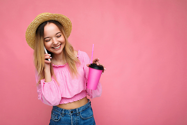 포토 JPG 해외이미지 백인 라이프스타일 옷 여자 행복 감정 유럽 커피 음료 통신 모바일 대화 한명 미소 컵 스마트폰 핸드폰 금발 뷰티 유행 공백 마시기 차 전화기 블라우스 밀짚모자 긍정 테이크아웃 부름 쉐이크 소통 고립 스타일 카피스페이스 해외202309 해외포토 서양인 모자_잡화 1 헤어스타일 식기 나라 컨셉 상의 모션 표정 말하기 사람 생활 전자제품 스마트기기 파일형식