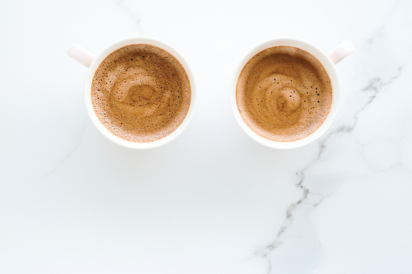 포토 JPG 해외이미지 커피 사람없음 흰색 분위기 커피잔 대리석 카피스페이스 해외202309 해외포토 음료 컬러 컨셉 재료 잔 공백 파일형식