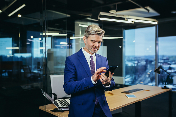 포토 JPG 해외이미지 직업 응시 남자 행복 비즈니스 사업가 통신 탁자 모바일 고글 직장 한명 사람 앉기 성인 금융 노트북 스마트폰 핸드폰 컴퓨터 사무실 회색 타이핑 최고 업무 비즈니스맨 연결 무선전화기 스마트 책상 회의실 부름 주인 경영 심각 해외202309 해외포토 1 시선 감정 컬러 가구 컨셉 회사 모션 경제 전자제품 스마트기기 작업 직장인 전화기 파일형식