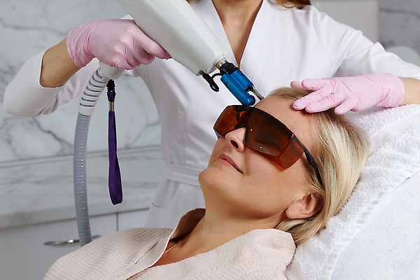 포토 JPG 해외이미지 백인 직업 여자 안경 얼굴 고글 건강 병원 한명 사람 성인 치료 뷰티 약 상점 스파 화장품 장비 환자 의사 미용사 피부 피부관리 스킨케어 획득 테라피 여드름 순서 돌봄 제모 해외202309 해외포토 서양인 1 잡화 의학 모션 신체부위 의료진 파일형식