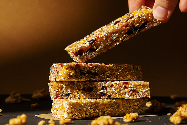 포토 JPG 해외이미지 손 신체부위 갈색 쌓기 견과류 부스러기 에너지바 그래놀라 글루텐프리 해외202309 해외포토 음식 컬러 모션 사람 파일형식