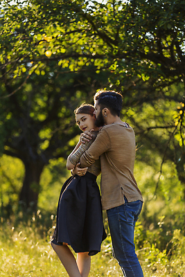 포토 JPG 해외이미지 나무 백인 라이프스타일 커플 드레스 공원 여자 남자 행복 감정 결혼 2 밭 가족 포옹 자연 휴가 키스 함께함 사랑 미소 웃음 사람 성인 야외 두명 친구 태양 뷰티 일몰 우정 기쁨 낭만 시골 날짜 황금 이발 해외202309 해외포토 자연요소 서양인 식물 옷 공공시설 컨셉 농업 관계 안기 표정 이벤트 생활 노을 애정표현 생태계 파일형식
