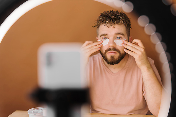 포토 해외이미지 남자 중년 전등 실내 한명 상반신 앞모습 스마트폰 화장 화장용품 방송 화장대 과정 리뷰 소셜네트워크 중년남자한명만 크리에이터 뷰티크리에이터 1인미디어 영상촬영 해외202309 해외포토 직업 1 뷰포인트 가구 컨셉 조명 사람 성인 내부 핸드폰 스마트기기 뷰티 촬영 미용용품 남자한명만 중년남자만 파일형식