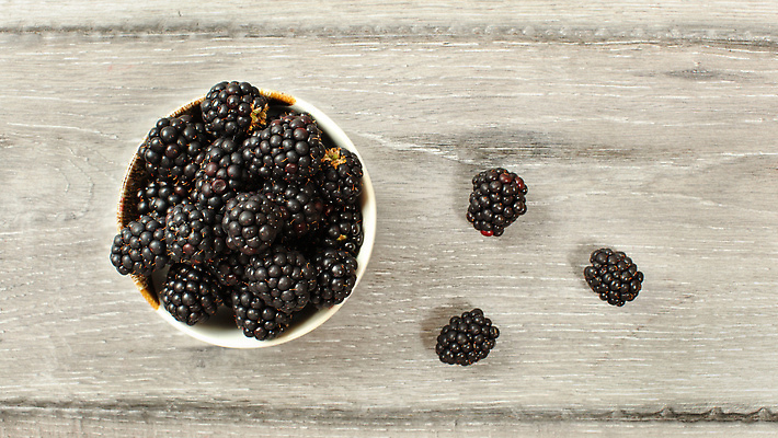 포토 JPG 해외이미지 열매 음식 백그라운드 다이어트 과일 재료 자연 탁자 디저트 건강 사람없음 목재 컵 검은색 흰색 신선 그룹 사발 플랫 달콤 맛 정상 작음 먹기 유기농 날것 산딸기 머리위 위치 블랙베리 흙더미 내추럴 항공촬영 바이오 숙성 맛있는 해외202309 해외포토 나무 식물 식기 웰빙 뷰포인트 컬러 가구 컨셉 모션 흙 사기그릇 크기 생태계 파일형식 더미