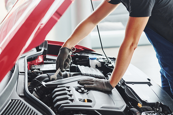 포토 JPG 해외이미지 자동차 들기 상반신 옆모습 신체부위 기계 스패너 작업 기술자 수리 고장 열정 팔 정비공 보닛 교체 자동차정비 정비소 해외202309 해외포토 직업 감정 육상교통 뷰포인트 모션 사람 공구 파일형식