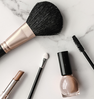 포토 JPG 해외이미지 백그라운드 사람없음 립스틱 고급 마스카라 매니큐어 대리석 메이크업브러쉬 해외202309 해외포토 컨셉 재료 화장품 붓 파일형식