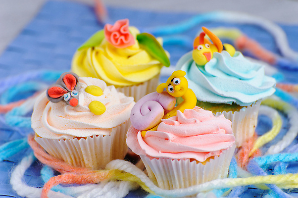 포토 JPG 해외이미지 음식 분홍색 컬러 디저트 요정 사람없음 장식 컵 파란색 파티 케이크 초콜릿 얼음 축하 대접 생일 선택 달콤 컵케이크 굽기 먹기 뿌리기 크림 모음 대각선 파스텔톤 많음 프로스팅 버터크림 해외202309 해외포토 자연요소 식기 기념일 선 컨셉 모션 이벤트 한글 맛 구이 제빵 파일형식