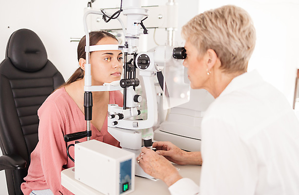 포토 JPG 해외이미지 응시 여자 중년 앉기 상반신 성인 두명 옆모습 뒷모습 시력검사 안경점 시력검사기 검안사 여자만 해외202309 해외포토 직업 시선 뷰포인트 모션 사람 상점 검사_조사 파일형식 안경사