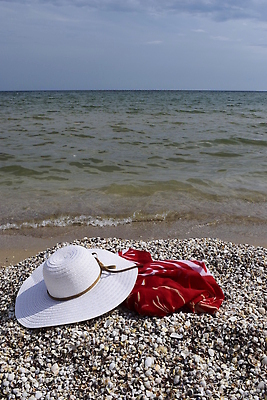 포토 JPG 해외이미지 모자 디자인 모래 파도 바다 여행 휴가 조개 휴식 항해 사랑 해변 사람없음 물 여름 파란색 태양 맑음 봄 거품 껍질 흰색 만 떨어짐 휴양지 밀짚모자 주말 밀짚 내추럴 이국적 스타일 해외202309 해외포토 자연요소 모자_잡화 잡화 계절 감정 컬러 컨셉 배_교통 날씨 어패류 장소 짚 파일형식